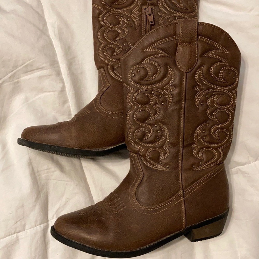 Girl’s Brown Boots!